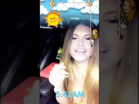 Chanel West Coast flashes her nipple in a car。